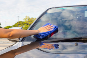 تنظيف زجاج السيارة