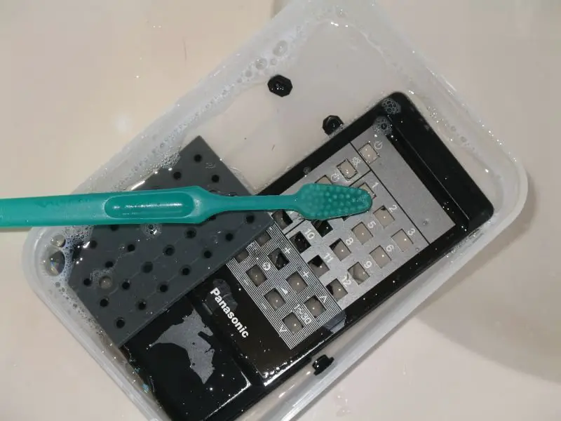 تنظيف أزرار لوحة المفاتيح بفرشاة الأسنان