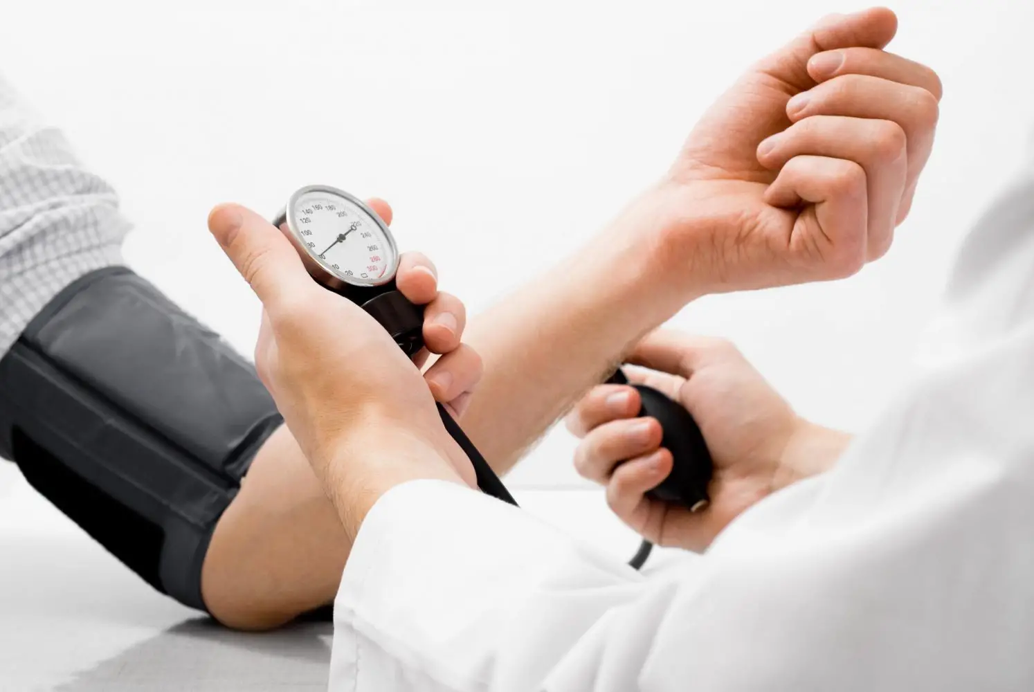 إصلاح جهاز قياس ضغط الدم الزئبقي
