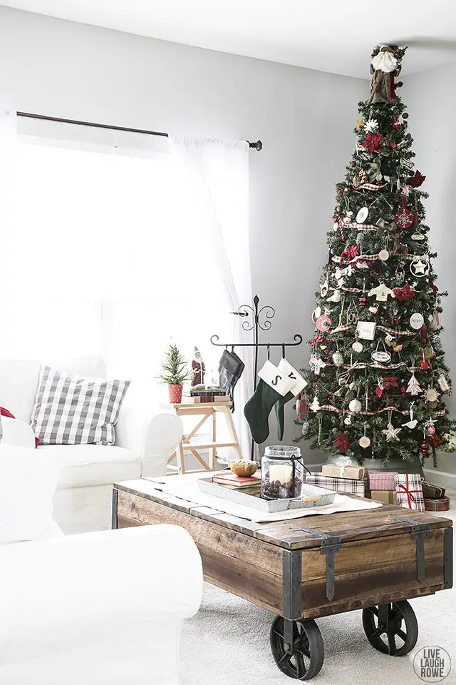 Christmas-Tree-decorating