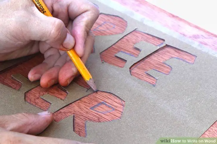 تحديد الحروف من قالب الورق على الخشب