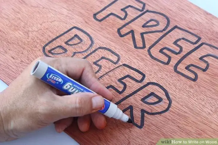 كتابة الحروف على الخشب